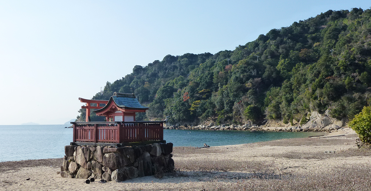 宮島風景林を背景にする鷹巣浦神社