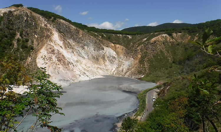 日和山と大湯沼を望む