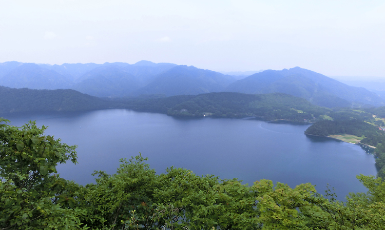 前山山頂近くから沼沢湖を一望する