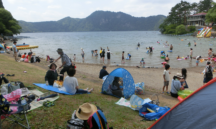 親子連れで賑わう湖畔