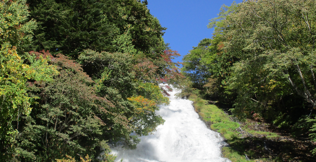 観瀑台から湯滝を仰ぎ見る