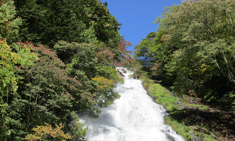 観瀑台から湯滝を仰ぎ見る