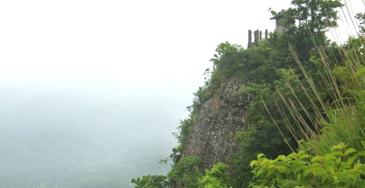 奇岩・怪石の男体山山頂