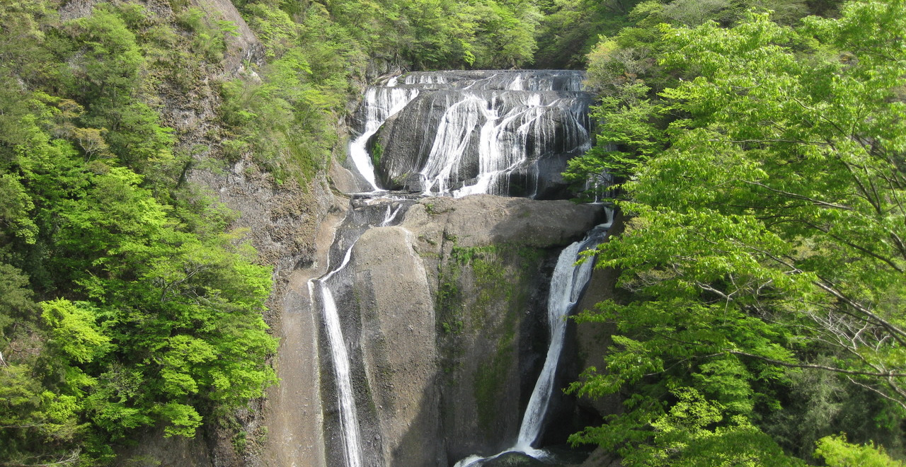 日本三名瀑・袋田の滝と新緑