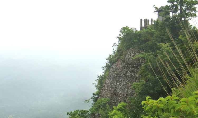 奇岩・怪石の男体山山頂