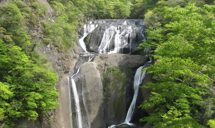 日本三名瀑・袋田の滝と新緑