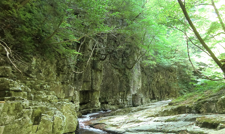 奇岩が連なる三段峡の絶景