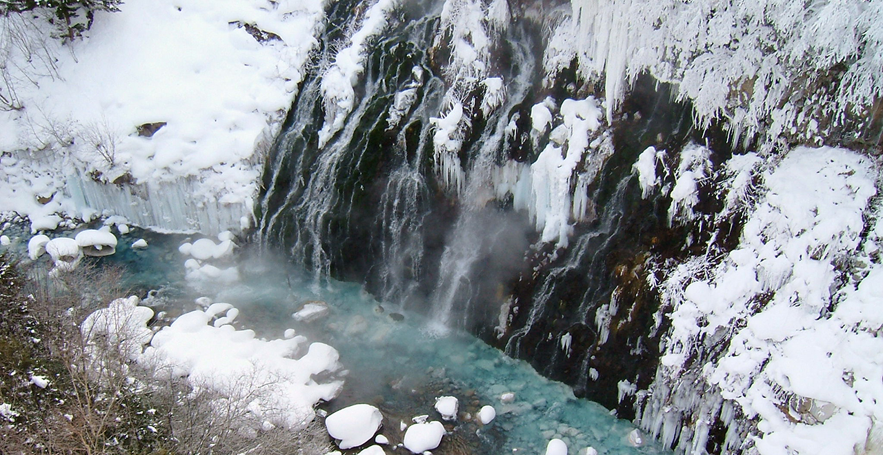 水しぶきが凍る冬の白ひげの滝