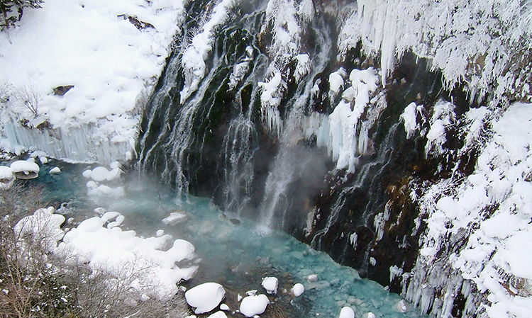 水しぶきが凍る冬の白ひげの滝