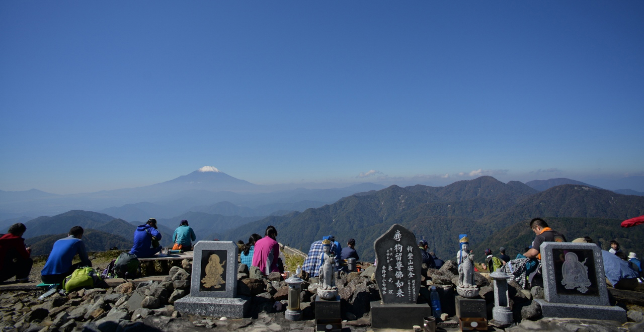塔ノ岳山頂から富士山を望む
