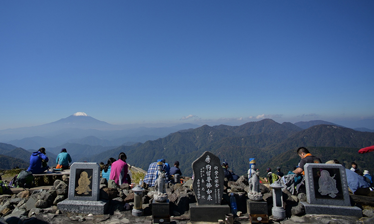 塔ノ岳山頂から富士山を望む