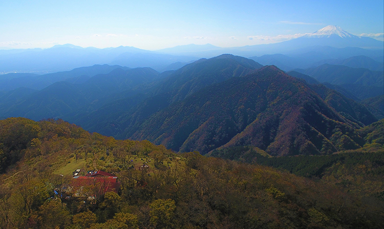 鍋割山荘と富士山