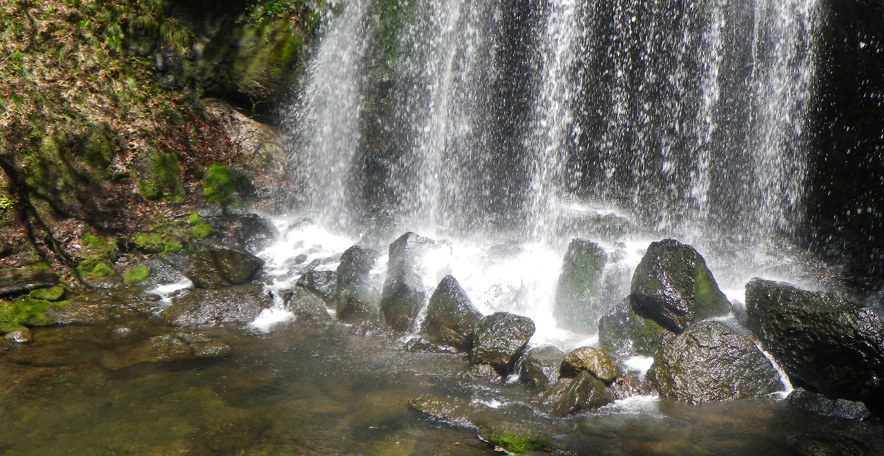 水しぶきを上げる男滝