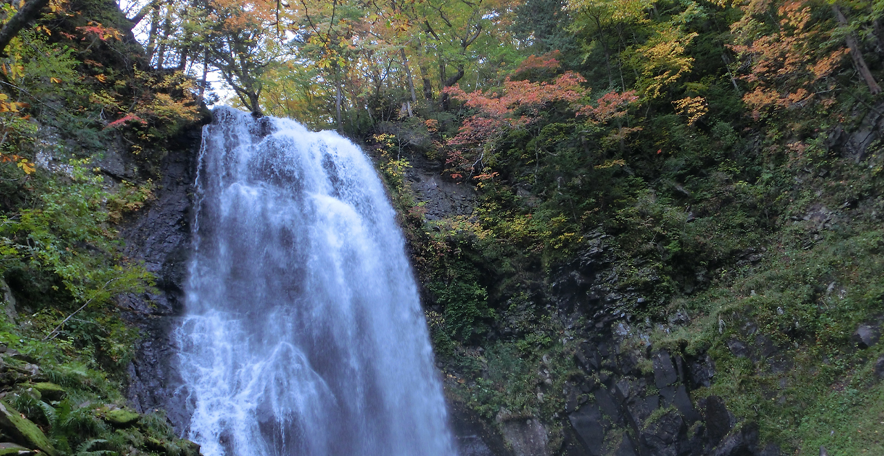 紅葉が始まった小野川不動滝