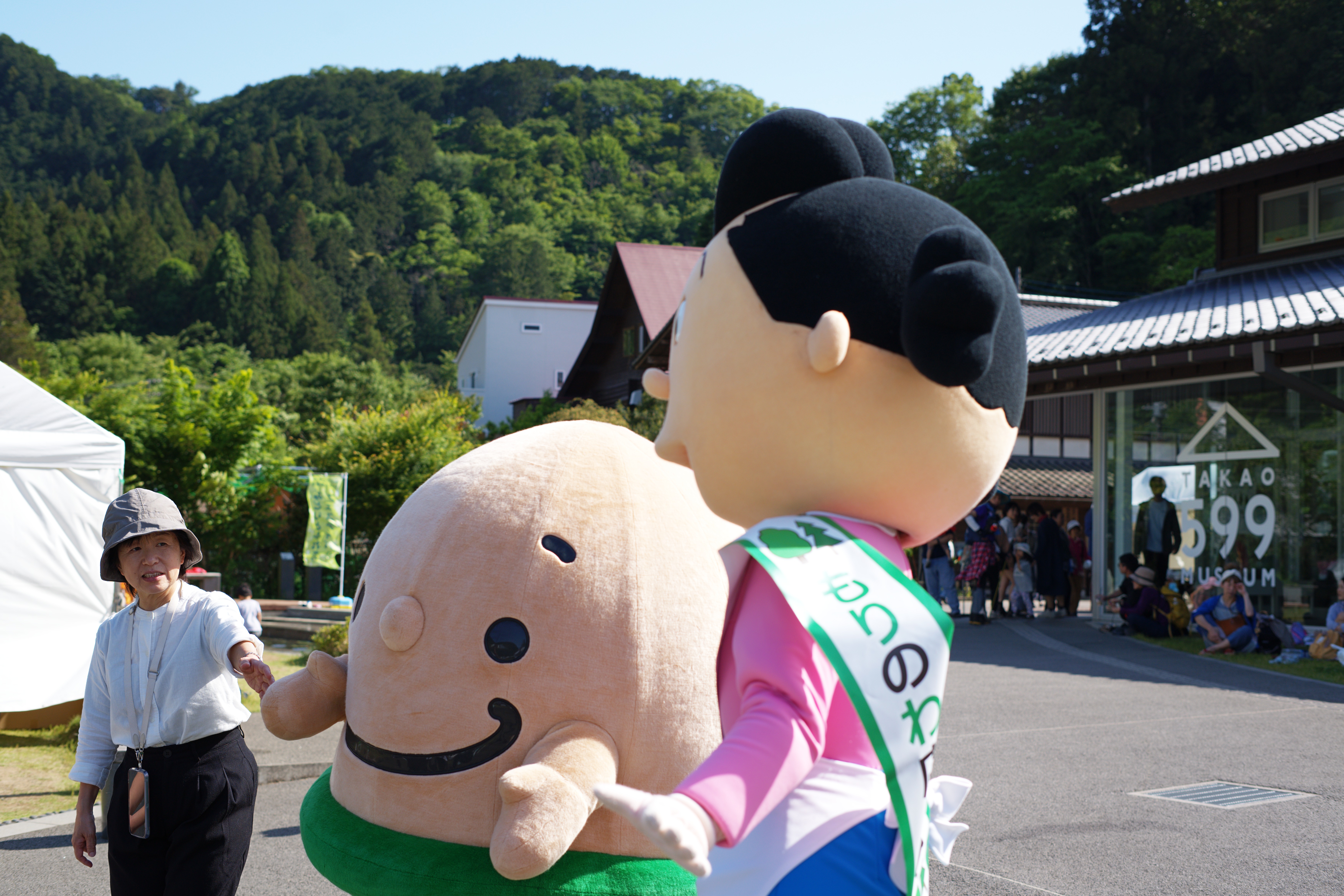 緑の募金マスコットのどんぐりくんと会場を回るサザエさん