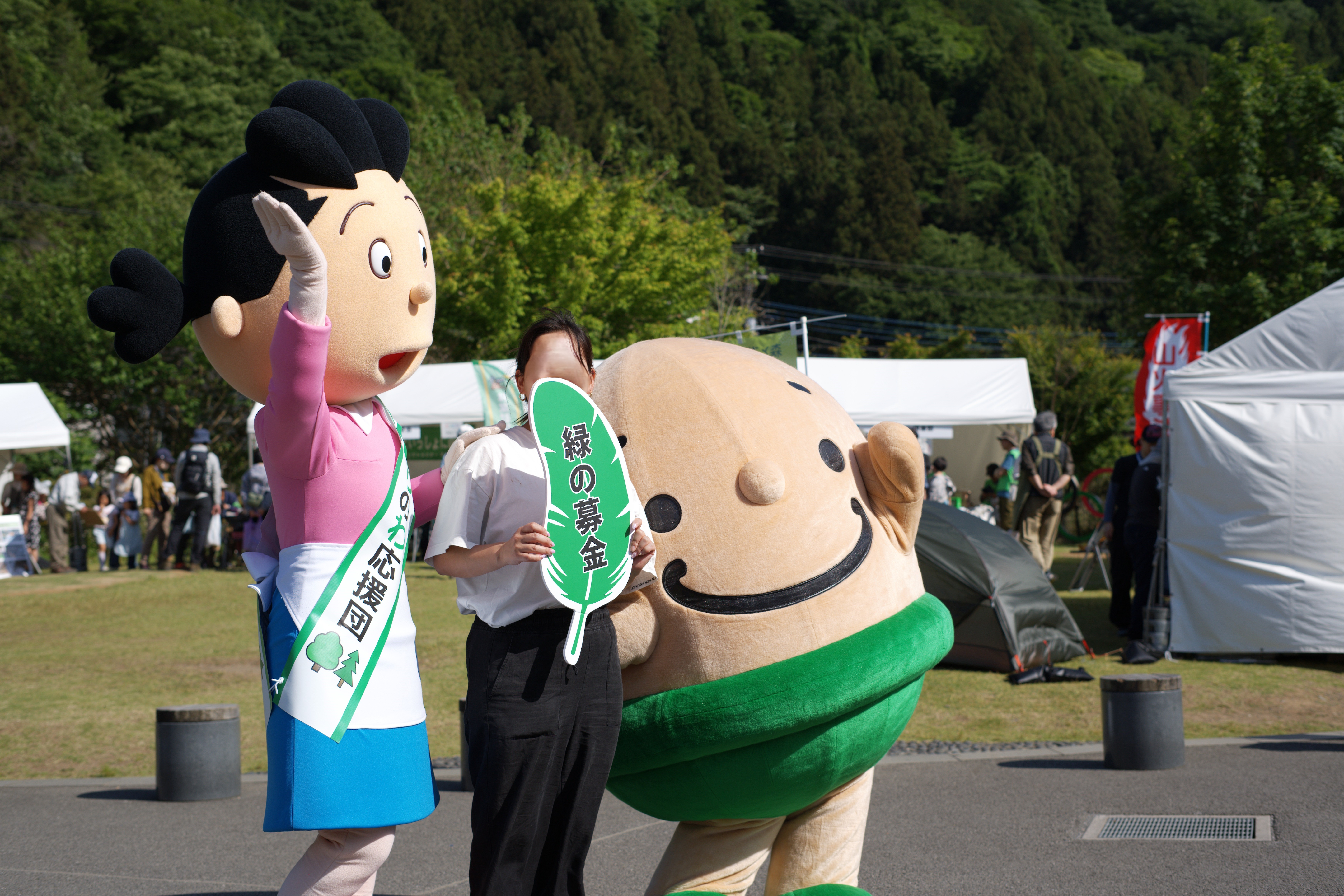 来場者の方と記念撮影をするどんぐりくんとサザエさん
