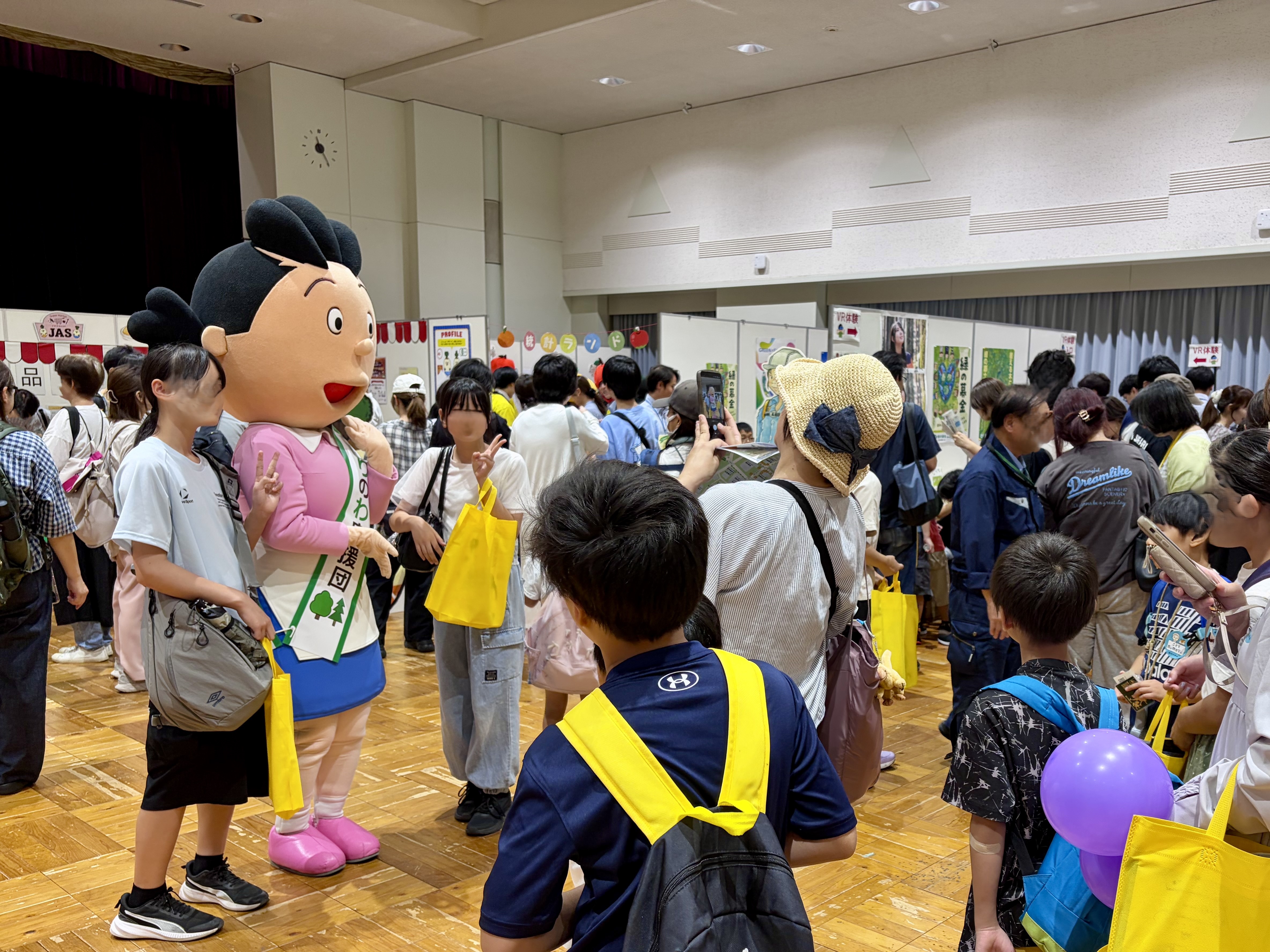 こども霞が関デーでのサザエさんとの記念撮影の様子