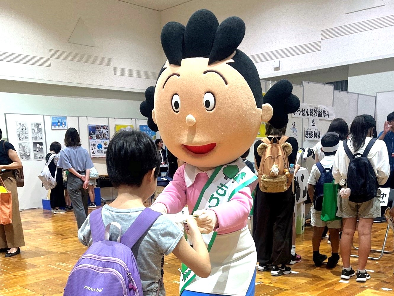 こども霞が関デーで、サザエさんがお子さんへ認定書を授与する様子