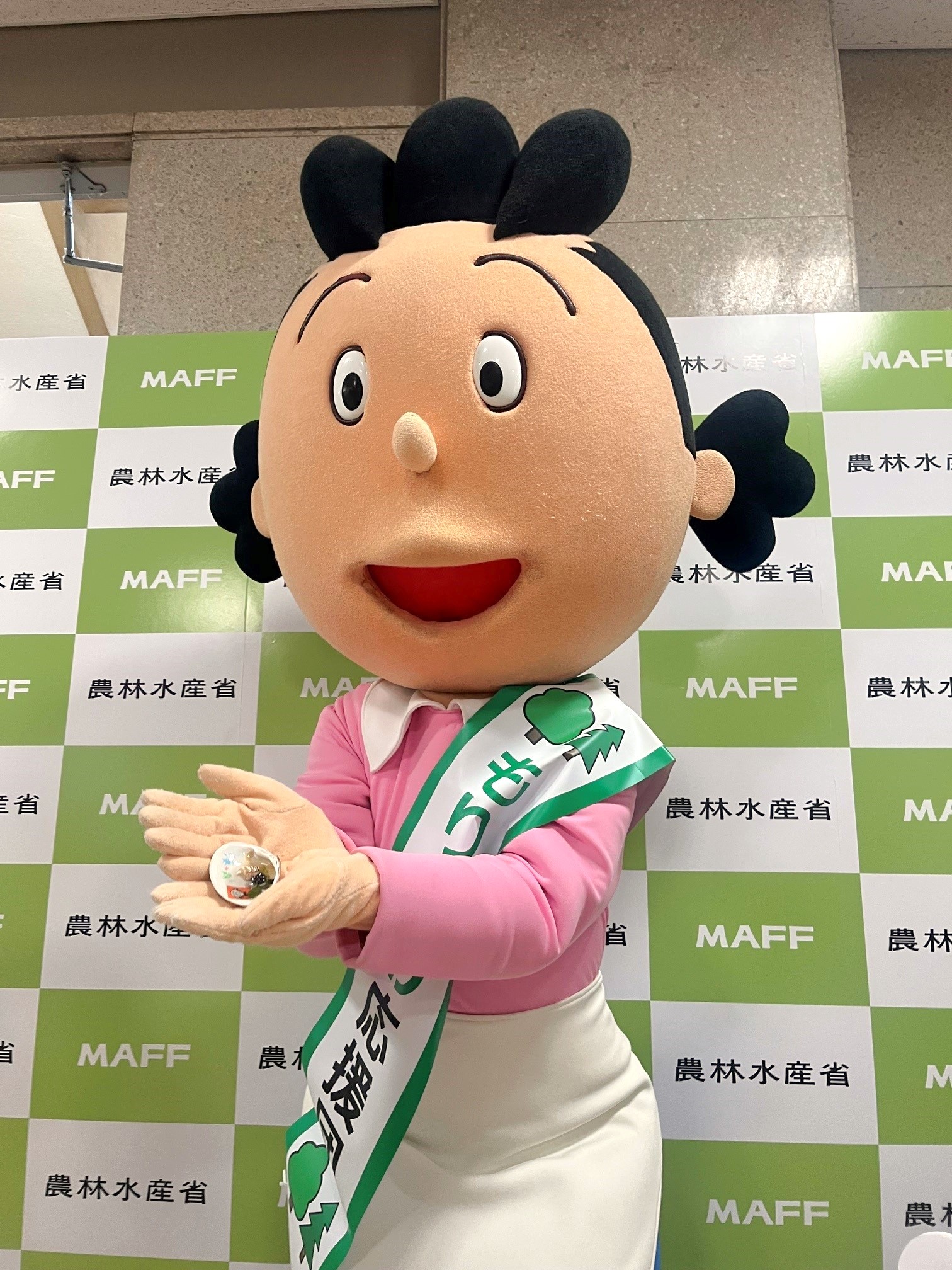 はまぐりアートを持つサザエさんの様子