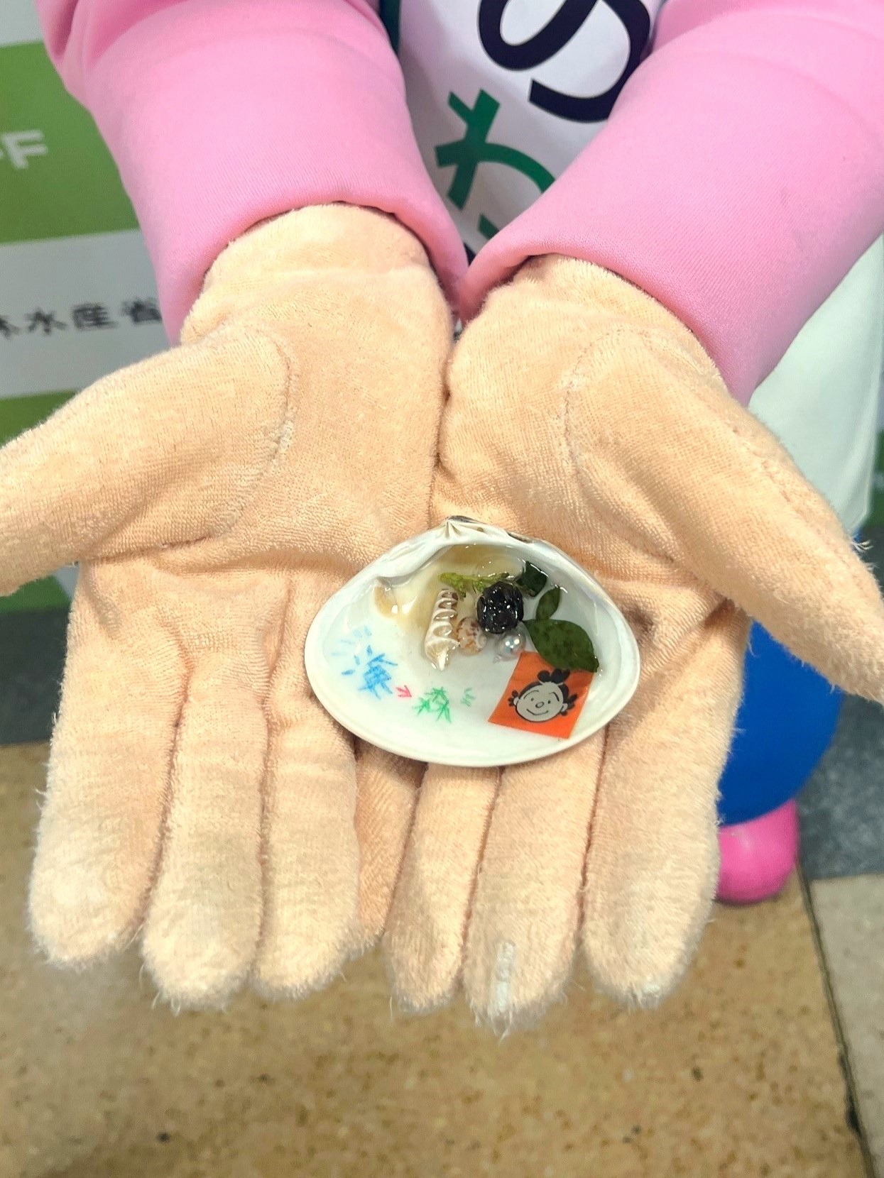 はまぐりアートを持つサザエさんの手元