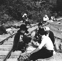 【東北局：森林鉄道】47（津軽森林鉄道･金木）保線作業員の昼食_年代昭和