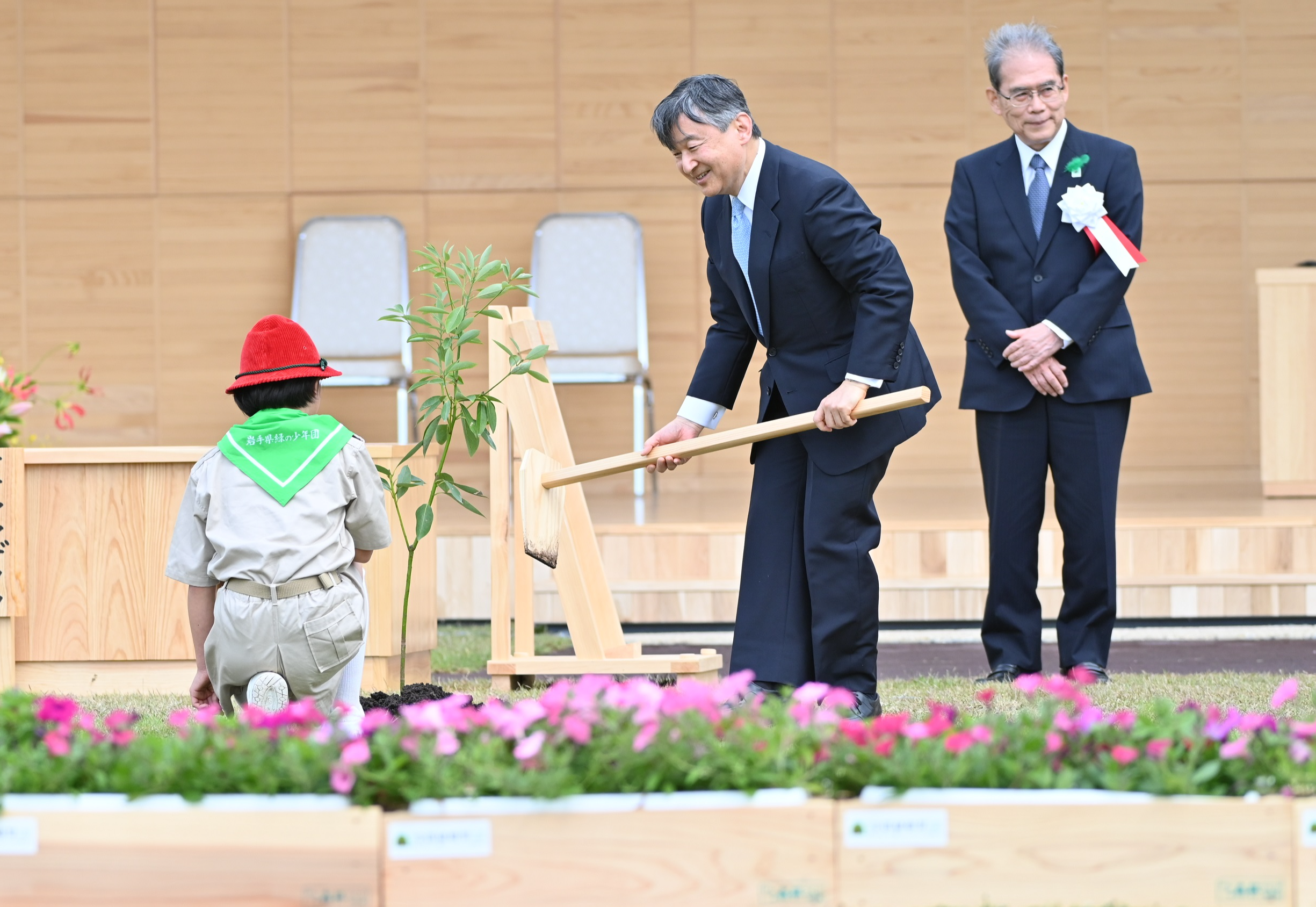 お手植えの介添え（全国植樹祭）