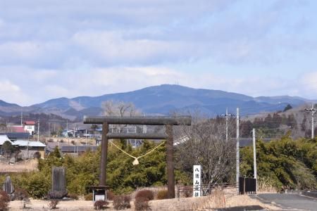浅川から望む八溝山
