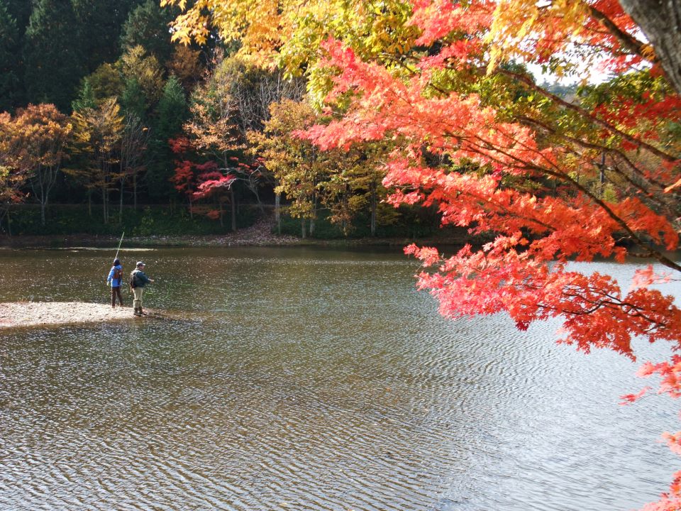 紅葉と湖と釣り人