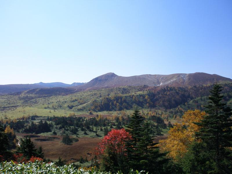 横手山方面から白根山を望む