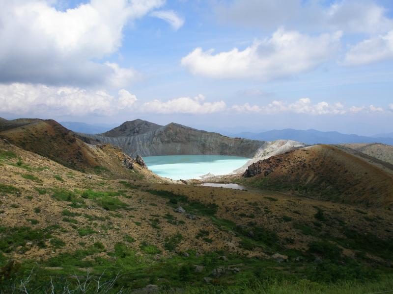 遊歩道から見た湯釜