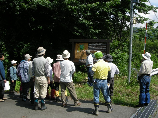 看板前で