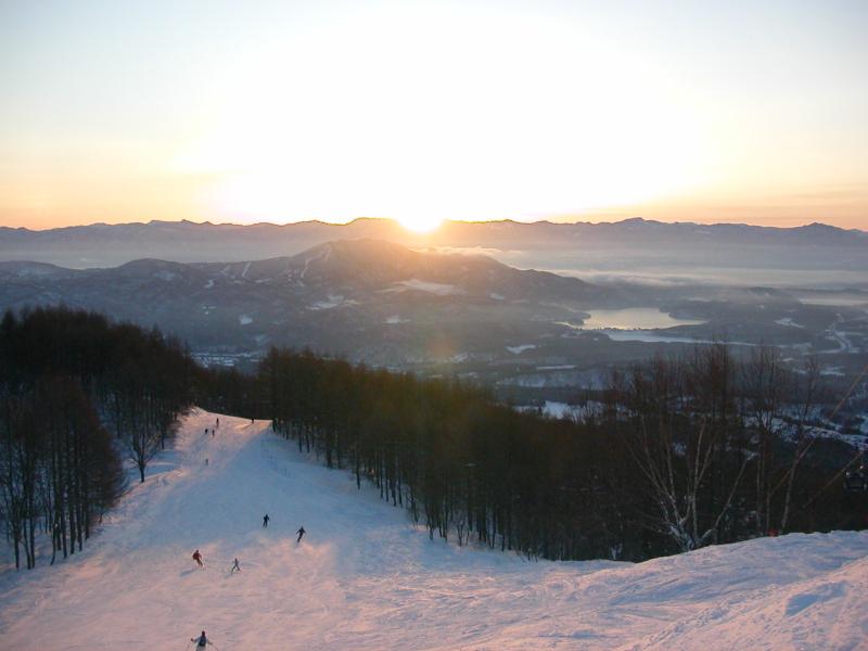 日の出と信越の山々