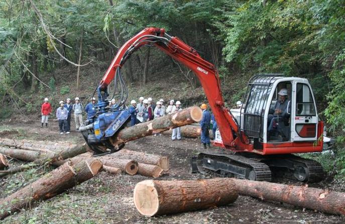 高性能林業機械による作業を視察