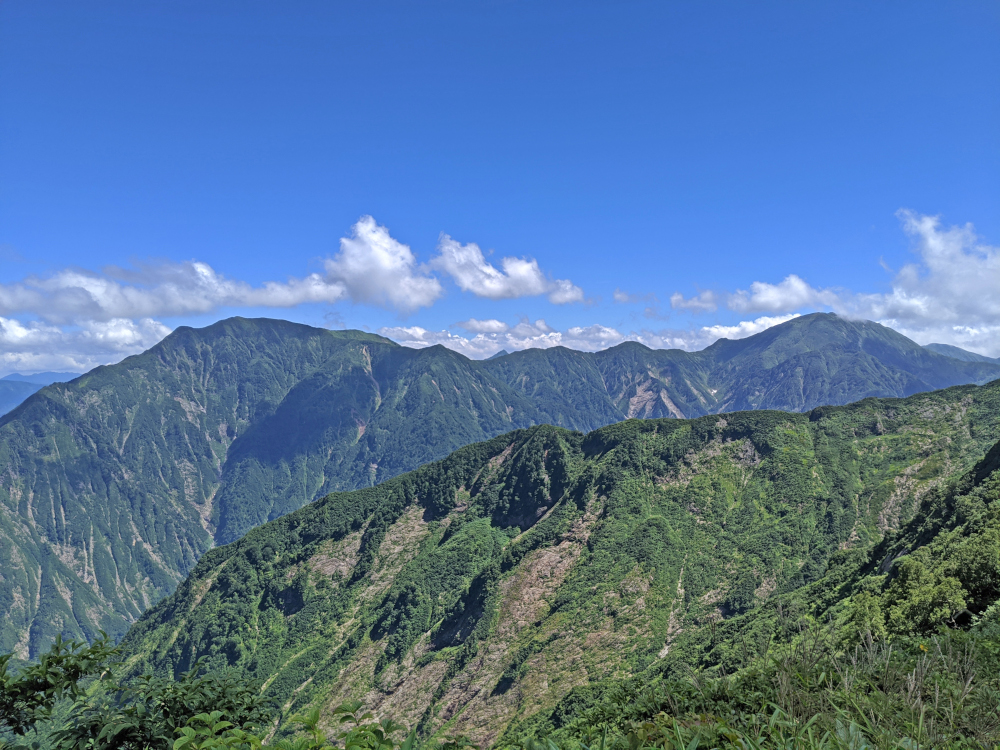 八海山から望む越後駒ケ岳