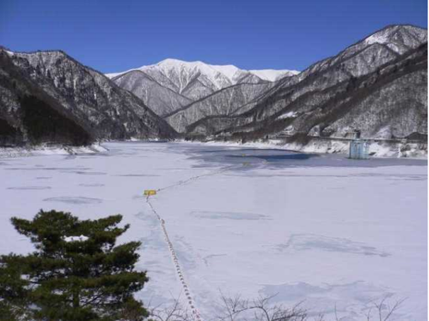 凍った湖面