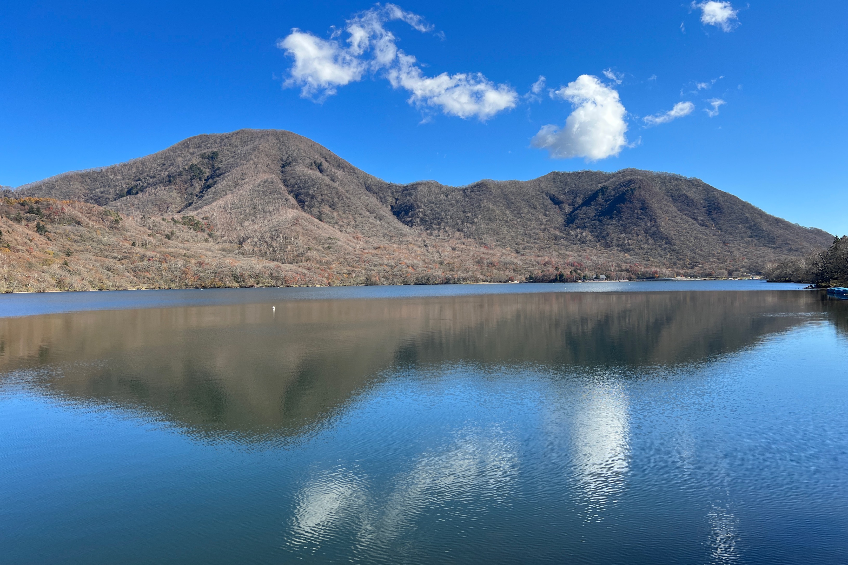 赤城山（大沼湖面に映える黒檜山と駒ケ岳）