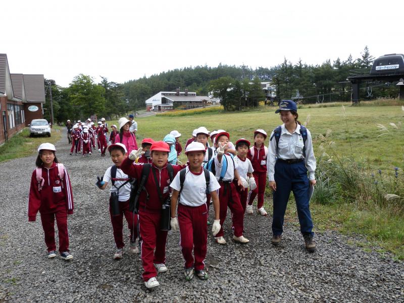 小学生を案内して森林へ出発