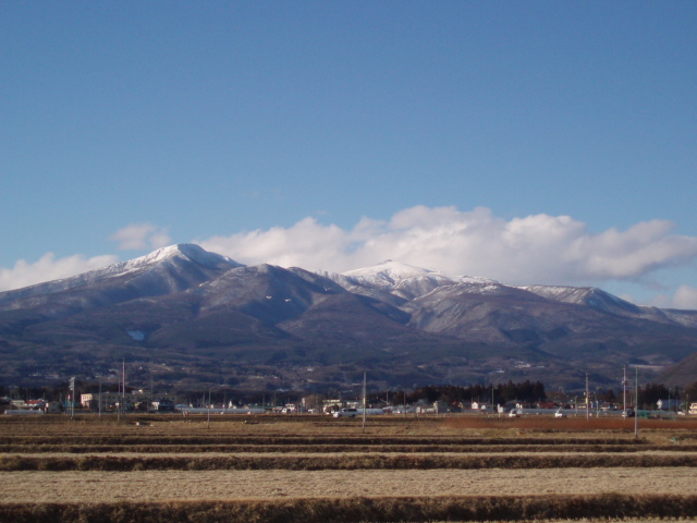 大玉村から安達太良山を望む