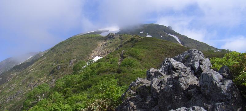 谷川岳山頂部を望む