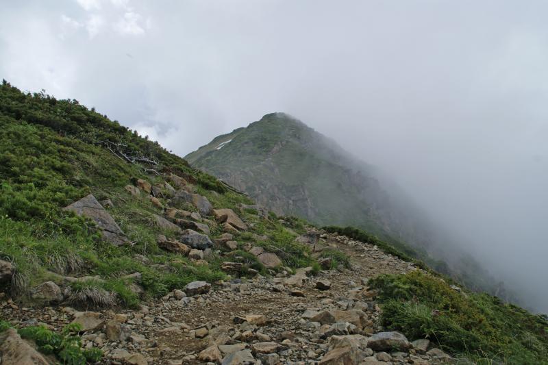 至仏山へ向かう途中振り返り小至仏山を