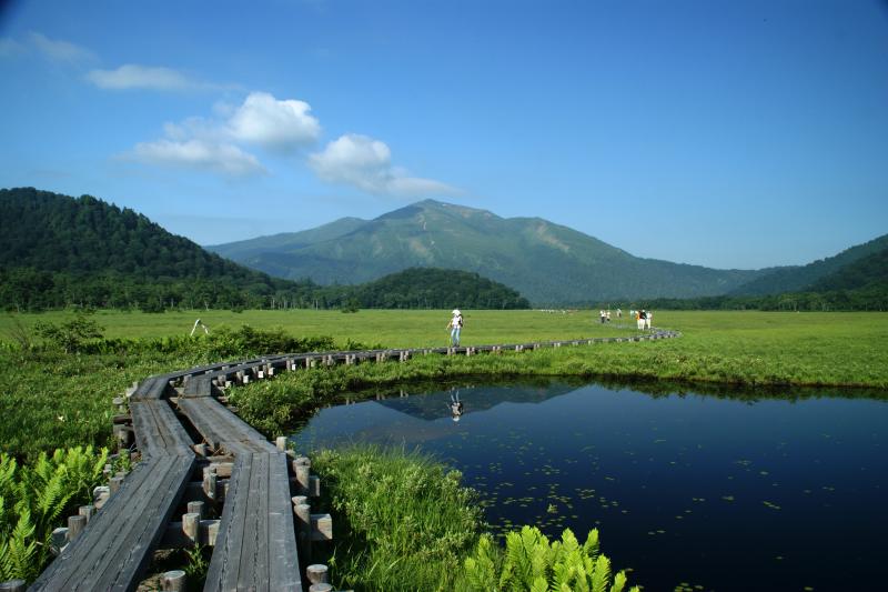 池塘の向こうに燧ヶ岳