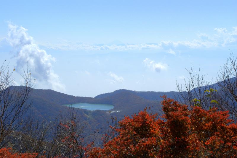 黒檜山頂から小沼を望む　上部に富士山