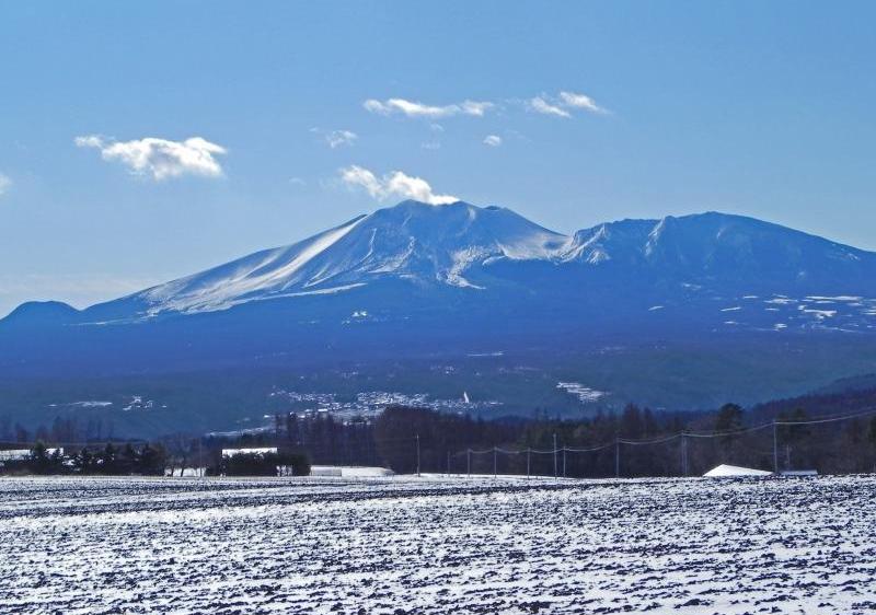 早朝に青く輝く浅間山