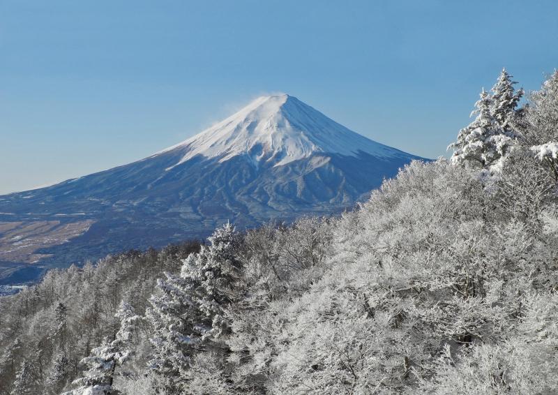 雪晴れに輝く富士山