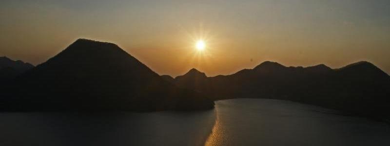榛名富士・榛名湖越しに朝日を望む