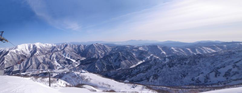 苗場スキー場筍山（タケノコヤマ）から群馬県境を望む。