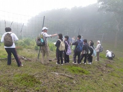 平成２３年度設置のシカ柵について説明を受けます