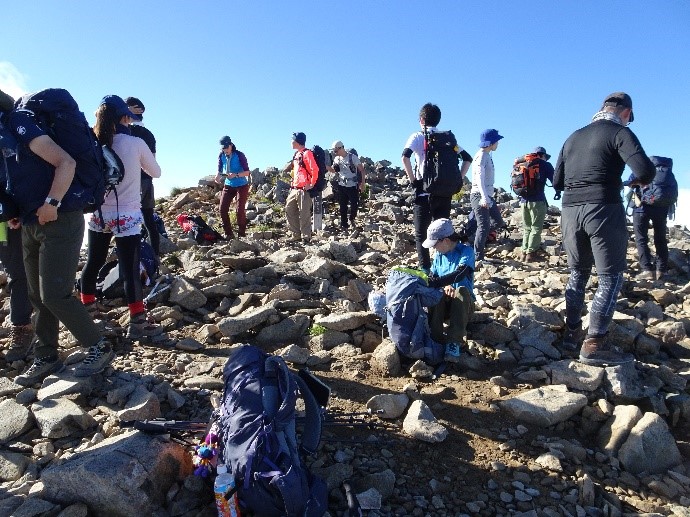 山頂の登山客画像