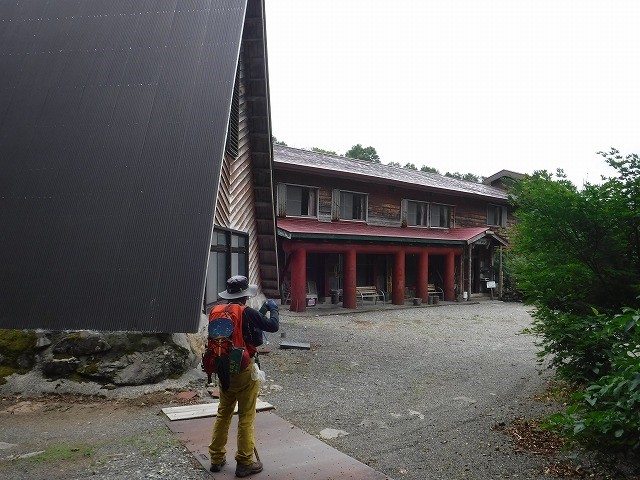 雨飾山荘到着