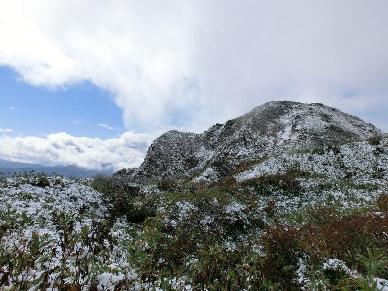 初冠雪の雨飾山
